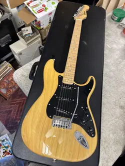 2004 FENDER LITE ASH STRATOCASTER, SEYMOUR DUNCAN PICKUPS SUPER CLEAN CONDITION