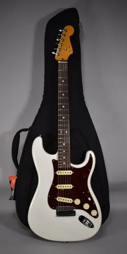 2022 FENDER AMERICAN ULTRA STRATOCASTER ARCTIC PEARL FINISH W/GIG BAG