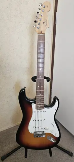 2002 FENDER AMERICAN STRATOCASTER  W/ORIGINAL HARD-SHELL CASE - 3 COLOR SUNBURST