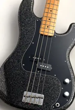 FENDER: PRECISION BASS