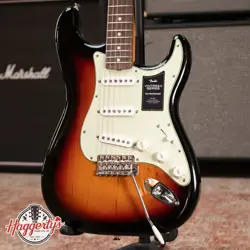 FENDER VINTERA II '60S STRATOCASTER - 3-COLOR SUNBURST WITH GIG BAG