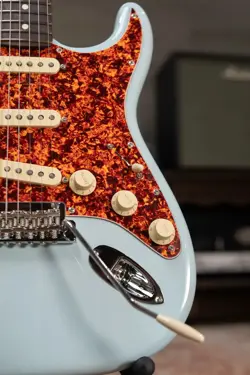 FENDER AMERICAN PROFESSIONAL II STRATOCASTER THINLINE - TRANSPARENT DAPHNE BLUE