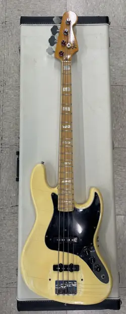 1977 FENDER JAZZ BASS W/HSC