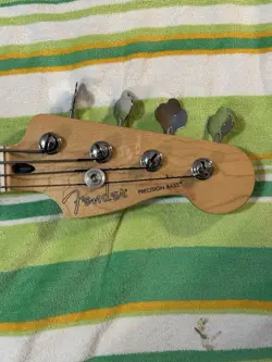 PRECISION BASS PLAYER