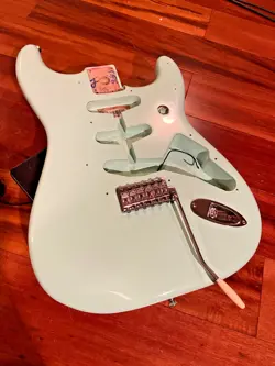 FENDER VINTERA CLASSIC '60S REISSUE STRATOCASTER SURF GREEN ALDER BODY W/ BRIDGE