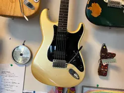 SQUIER BY FENDER ST-552