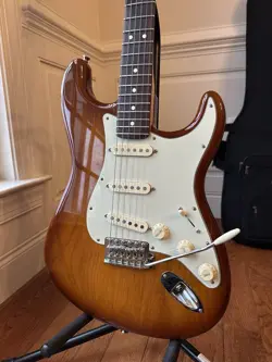 2020 FENDER AMERICAN PERFORMER STRATOCASTER WITH ROSEWOOD FRETBOARD - HONEYBURST