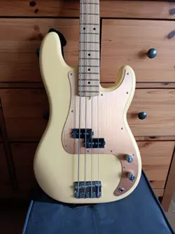 FENDER PLAYER PRECISION BASS GUITAR - BUTTERCREAM - MINT