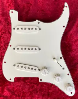 GENUINE 2005 FENDER STRATOCASTER MIM LOADED PICKGUARD PARCHMENT 3 PLY SSS