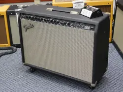 FENDER ULTIMATE CHORUS 2X12 STEREO GUITAR AMPLIFIER