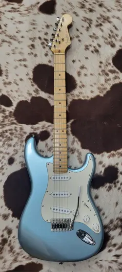 FENDER AMERICAN STRATOCASTER MAPLE NECK METALLIC BLUE ALDER BODY