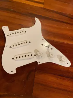 ASSEMBLY STRATOCASTER WHITE