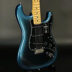 FENDER: AMERICAN PROFESSIONAL II STRATOCASTER DARK NIGHT MAPLE