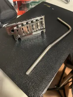 FENDER AMERICAN DELUXE STRATOCASTER BRIDGE ASSEMBLY 0036449049