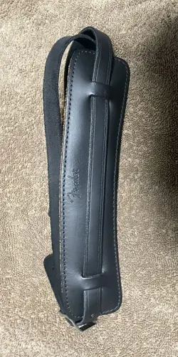 GENUINE FENDER DELUXE VINTAGE ADJUSTABLE LEATHER GUITAR STRAP - BLACK