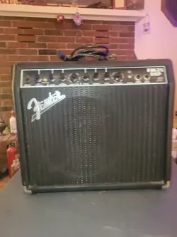 FENDER FM25 GUITAR AMPLIFIER. 