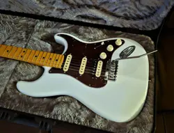 FENDER AMERICAN ULTRA STRATOCASTER HSS, MAPLE FINGERBOARD, ARCTIC PEARL 2024