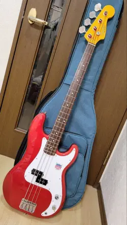 FENDER PRECISION BASS RED CASE INCLUDED
