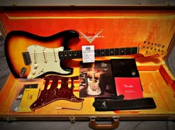 FENDER FENDER CUSTOM SHOP '63 STRATOCASTER JOURNEYMAN RELIC - 3 TONE SUNBURST