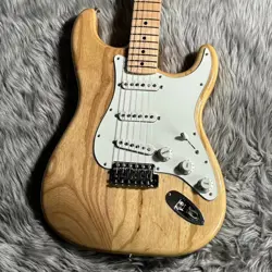 FENDER MADE IN JAPAN TRADITIONAL 70S STRATOCASTER NATURAL ELECTRIC GUITAR