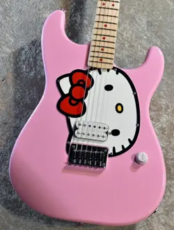 SQUIER BY FENDER / LTD HELLO KITTY STARTOCASTER PINK
