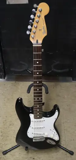 BLACK/WHITE 6-STRING ELECTRIC