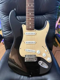  BLACK FENDER STRATOCASTER ELECTRIC GUITAR WITH VINTAGE CASE 