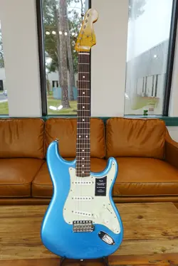 FENDER LIMITED EDITION FSR ROAD WORN '60S STRATOCASTER - LAKE PLACID BLUE