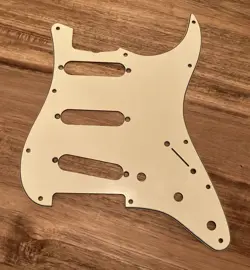 PICKGUARD STRAT SHIELD