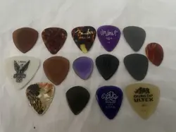 15 PICKS FENDER