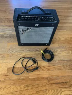 FENDER MUSTANG 1 - 70W GUITAR AMP PRE-ROCKED + 10’ GUITAR AMP CORD