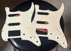2 SQUIER BY FENDER HSS STRATOCASTER 60'S WHITE/LIGHT CREAM PICKGUARDS