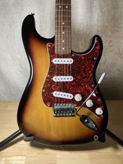 2005 SQUIER BY FENDER SE-100 STRATOCASTER 3-TONE VINTAGE SUNBURST