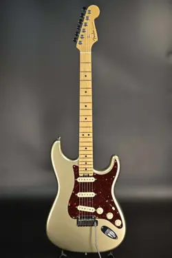 STRATOCASTER MAPLE CHAMPAGNE