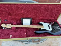 FENDER AMERICAN PROFESSIONAL II JAZZ BASS ELECTRIC GUITAR - MAPLE