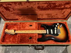 FENDER ROADHOUSE DELUXE STRATOCASTER  2007
