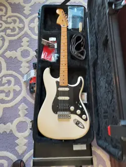 USED FENDER JIMI HENDRIX STRATOCASTER MAPLE - OLYMPIC WHITE WITH GATOR HARD CASE