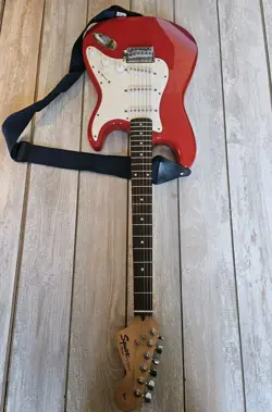 VINTQGE SQUEIR FENDER