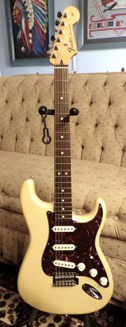 2012 FENDER STRATOCASTER SSS W/HSC - ANTIQUE WHITE