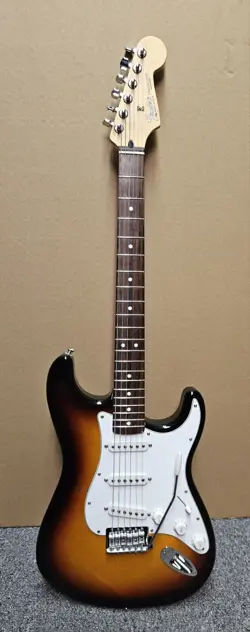 2004 FENDER STRATOCASTER MADE IN MEXICO  EXCELLENT CONDITION