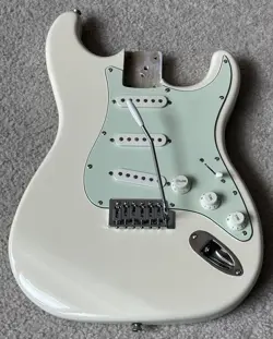 2004 SQUIER BY FENDER® LOADED STRATOCASTER BODY VINTAGE WHITE SSS 60'S VIBE NICE