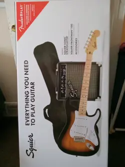 SQUIER SONIC STRATOCASTER ELECTRIC GUITAR PACK WITH FENDER FRONTMAN 10G AMP