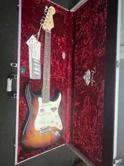 FENDER STRATOCASTER W/CASE