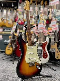 FENDER AMERICAN VINTAGE 62 STRATOCASTER THIN LACQUER 3 COLOR SUNBURST 2