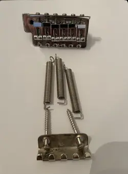 FENDER SQUIER TREMOLO