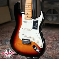 FENDER PLAYER PLUS STRATOCASTER MAPLE FINGERBOARD - 3-COLOR SUNBURST