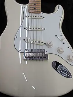 FENDER / AMERICAN STANDARD STRATOCASTER NO250109)