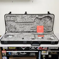 2018 FENDER USA PROFESSIONAL STRAT / TELE BLACK HARDSHELL CASE ELECTRIC GUITAR