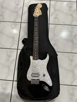 FENDER LTD. ED. TOM DELONGE STRATOCASTER - BLACK W/ ROSEWOOD FB