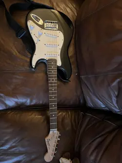  SQUIER BY FENDER MINI 6-STRING ELECTRIC GUITAR BLACK/WHITE 